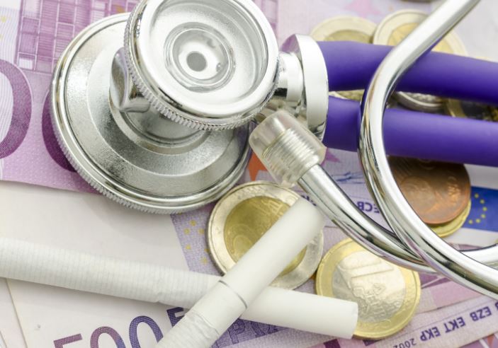 foto geld en zorg over stoppen met roken vergoeding