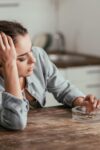 Vrouw heeft terugval: rookt weer een sigaret aan keukentafel