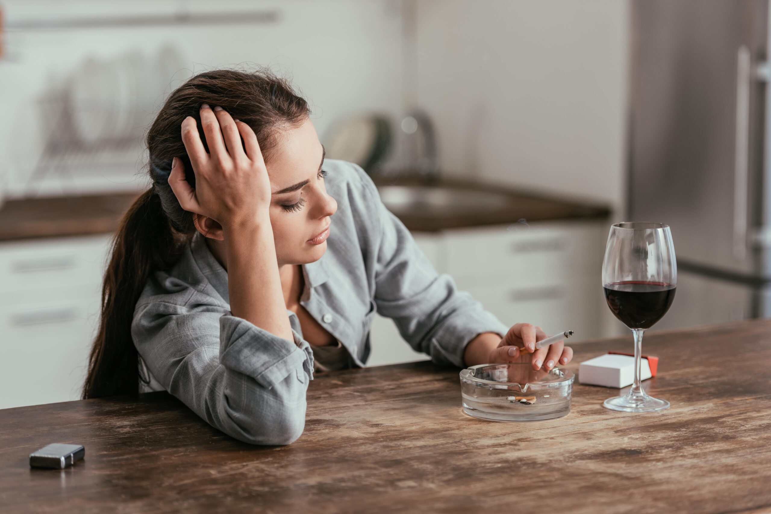 Vrouw heeft terugval: rookt weer een sigaret aan keukentafel