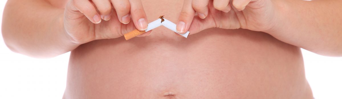 zwangere vrouw die sigaret breekt