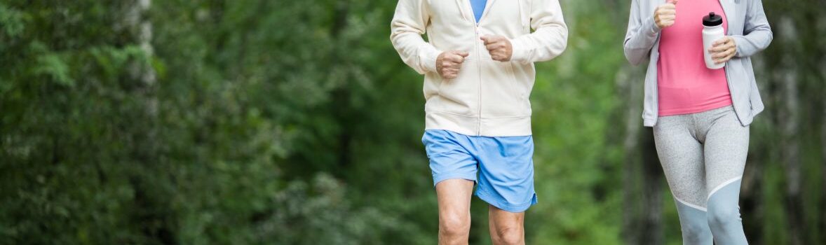 Man en vrouw joggen door het park