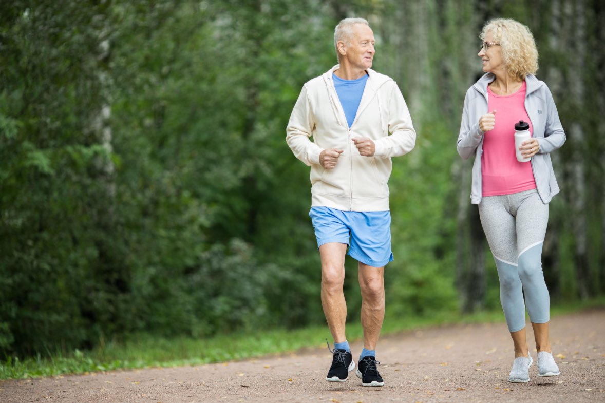 Man en vrouw joggen door het park