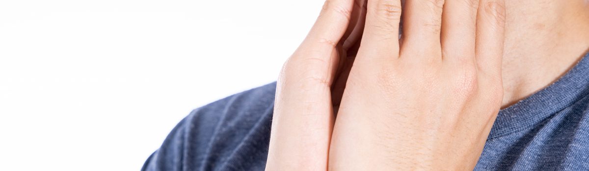 Roker met zware stem raakt zijn keel aan