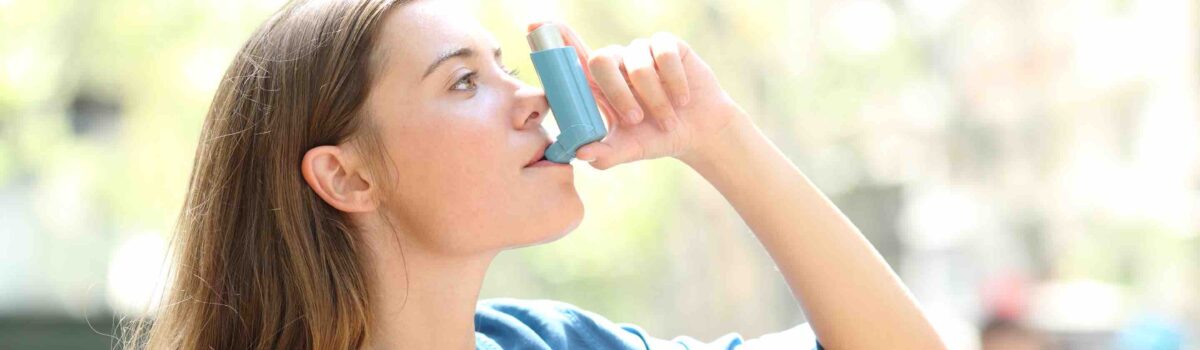 Vrouw met astma inhaleert medicijnen