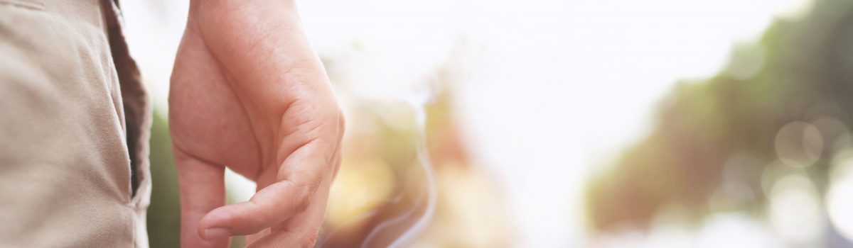Roken in de zomer: hand met sigaret