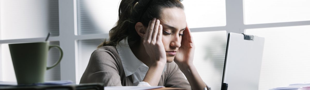 Vrouw die zich slecht voelt na het stoppen met roken