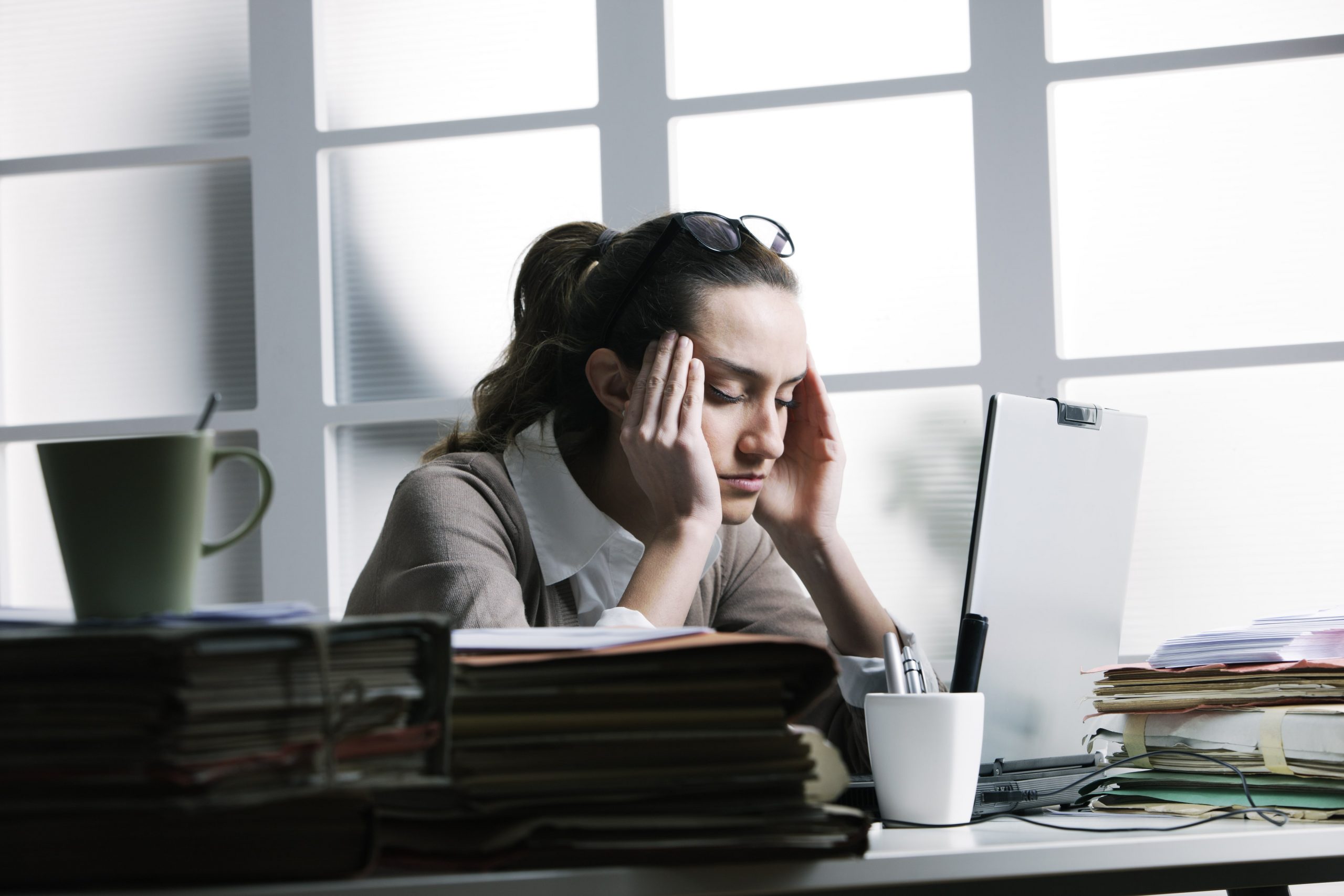 Vrouw die zich slecht voelt na het stoppen met roken