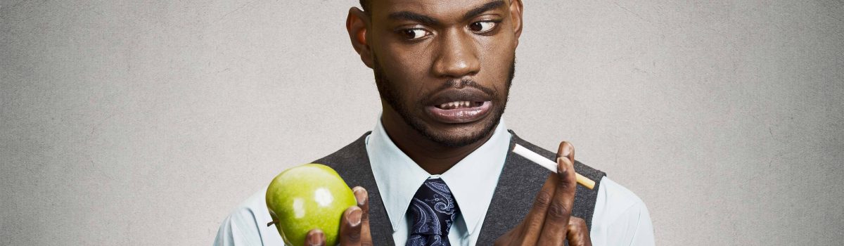 Man met diabetes die keuze maakt tussen roken en gezond eten