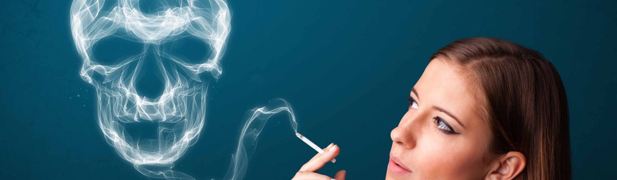 Vrouw met sigaret vol met chemische giftige stoffen