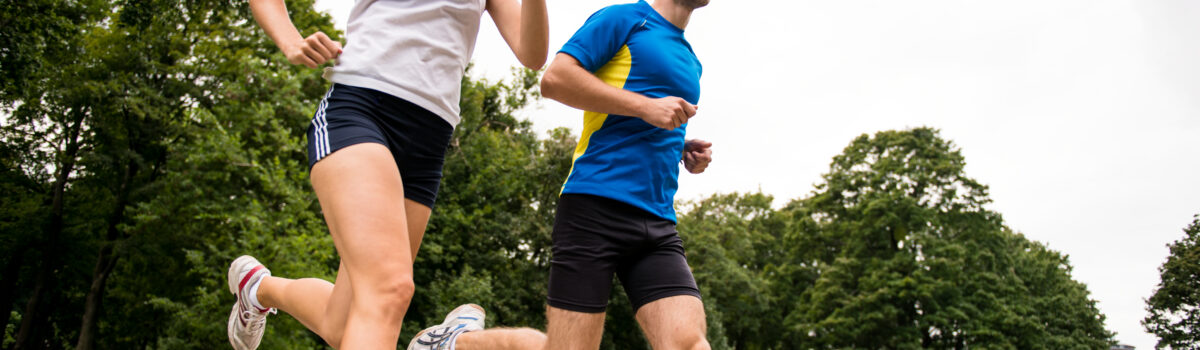 Twee mensen die aan het joggen zijn