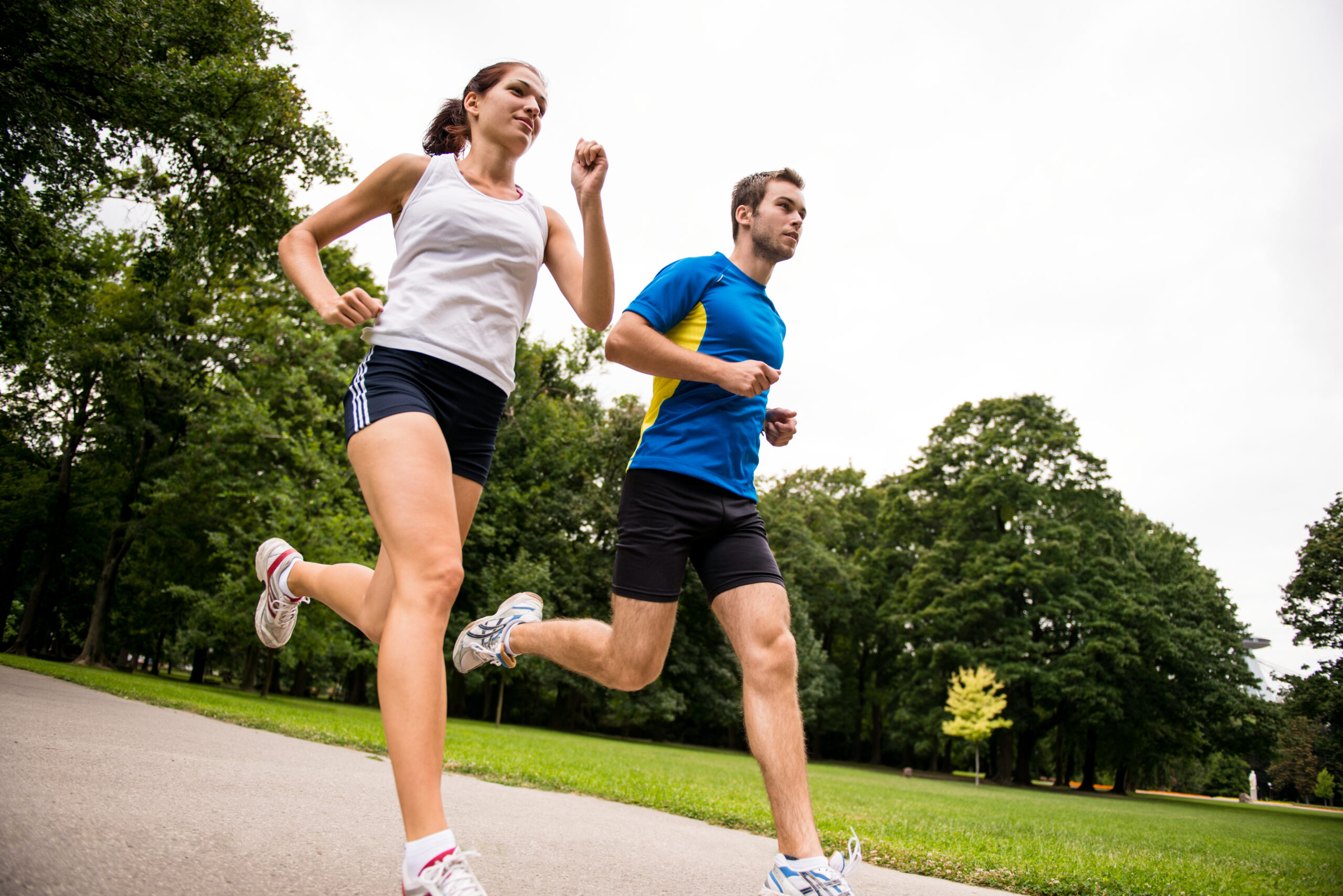 Twee mensen die aan het joggen zijn