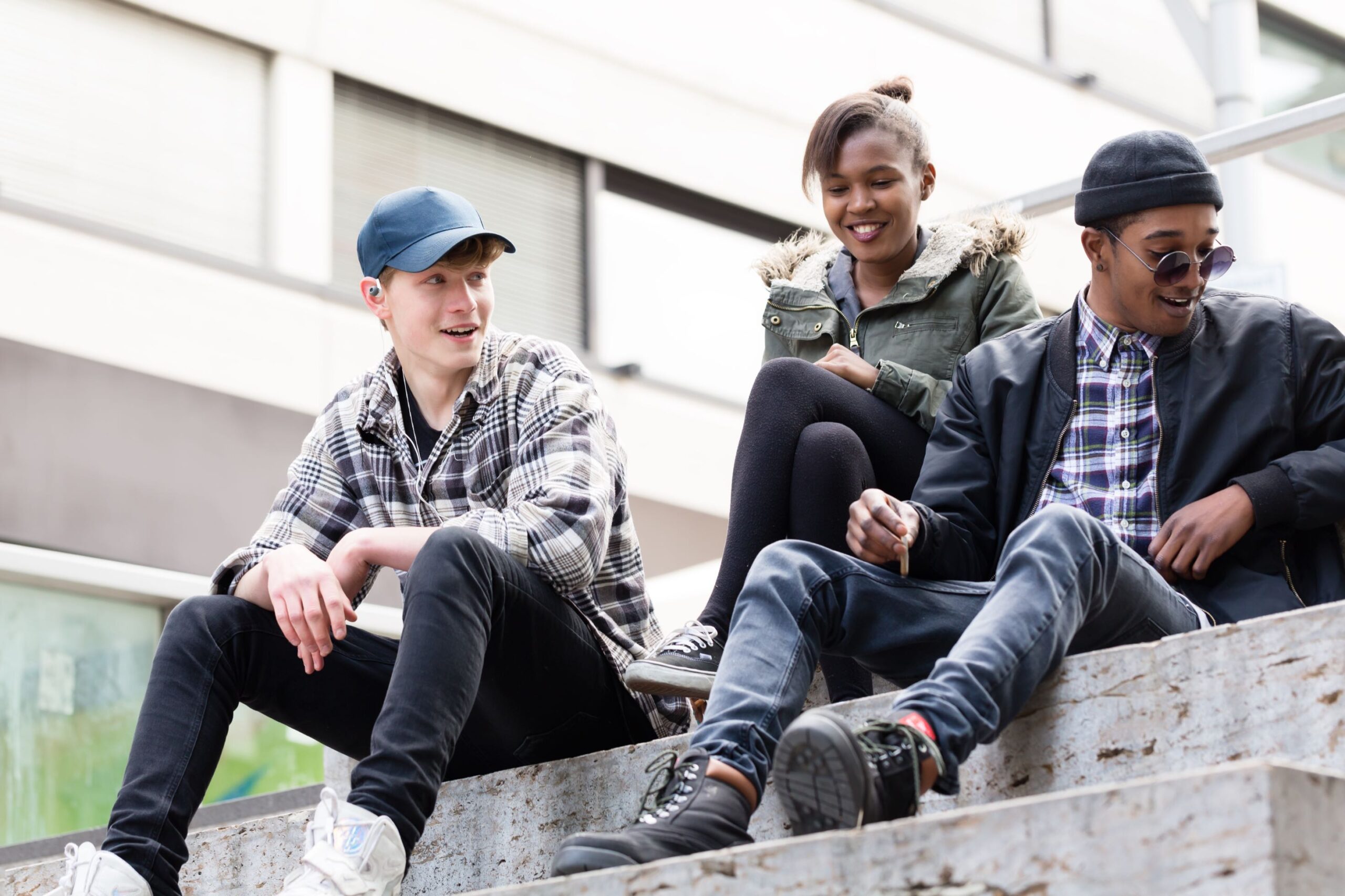 Groep jongeren zit op trapje en roken sigaret