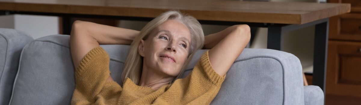 Drie weken gestopt met roken: vrouw zit relaxed op de bank
