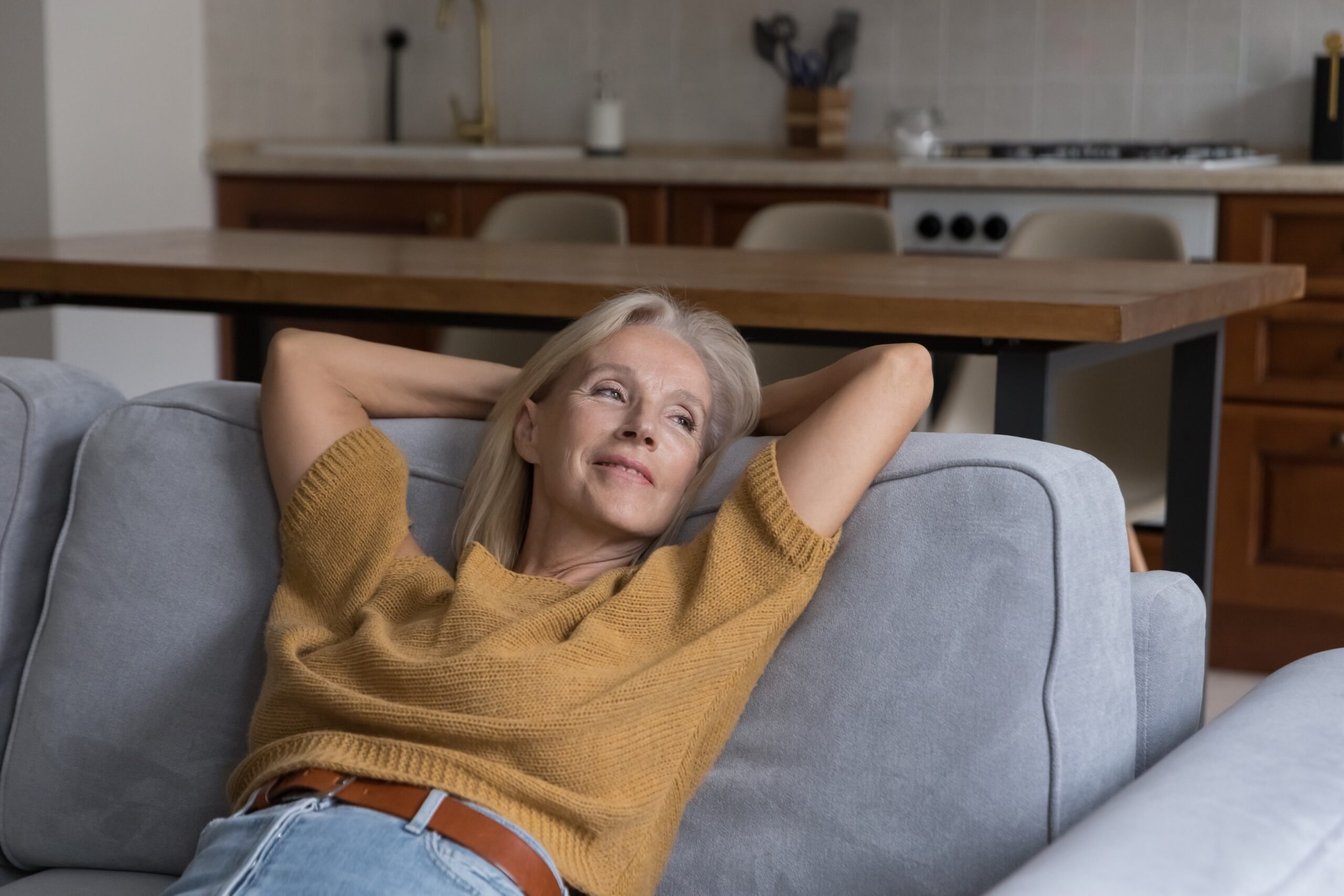 Drie weken gestopt met roken: vrouw zit relaxed op de bank