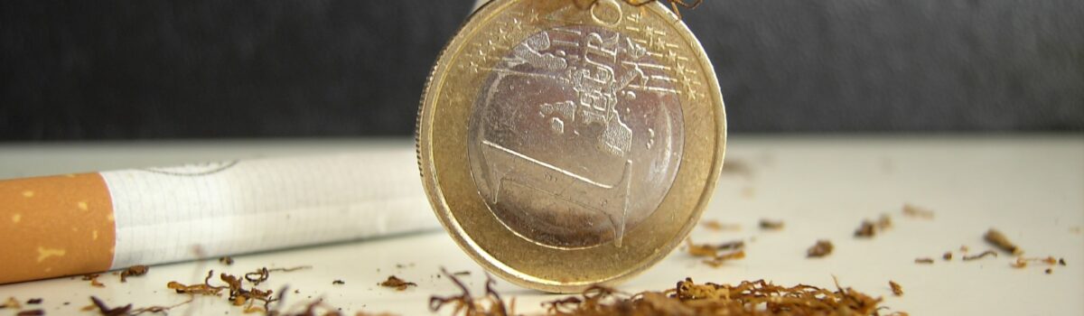 Roken wordt duurder in 2023. Prijsverhoging per april. Sigaret en tabak met euro.