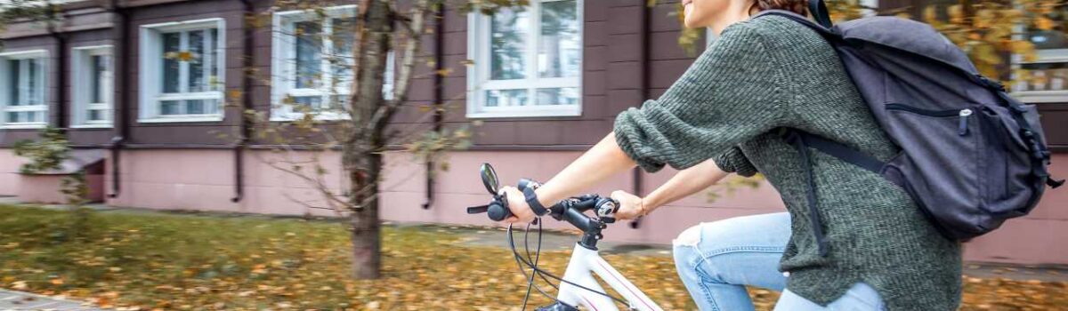Vitale medewerker gaat op de fiets naar haar werk