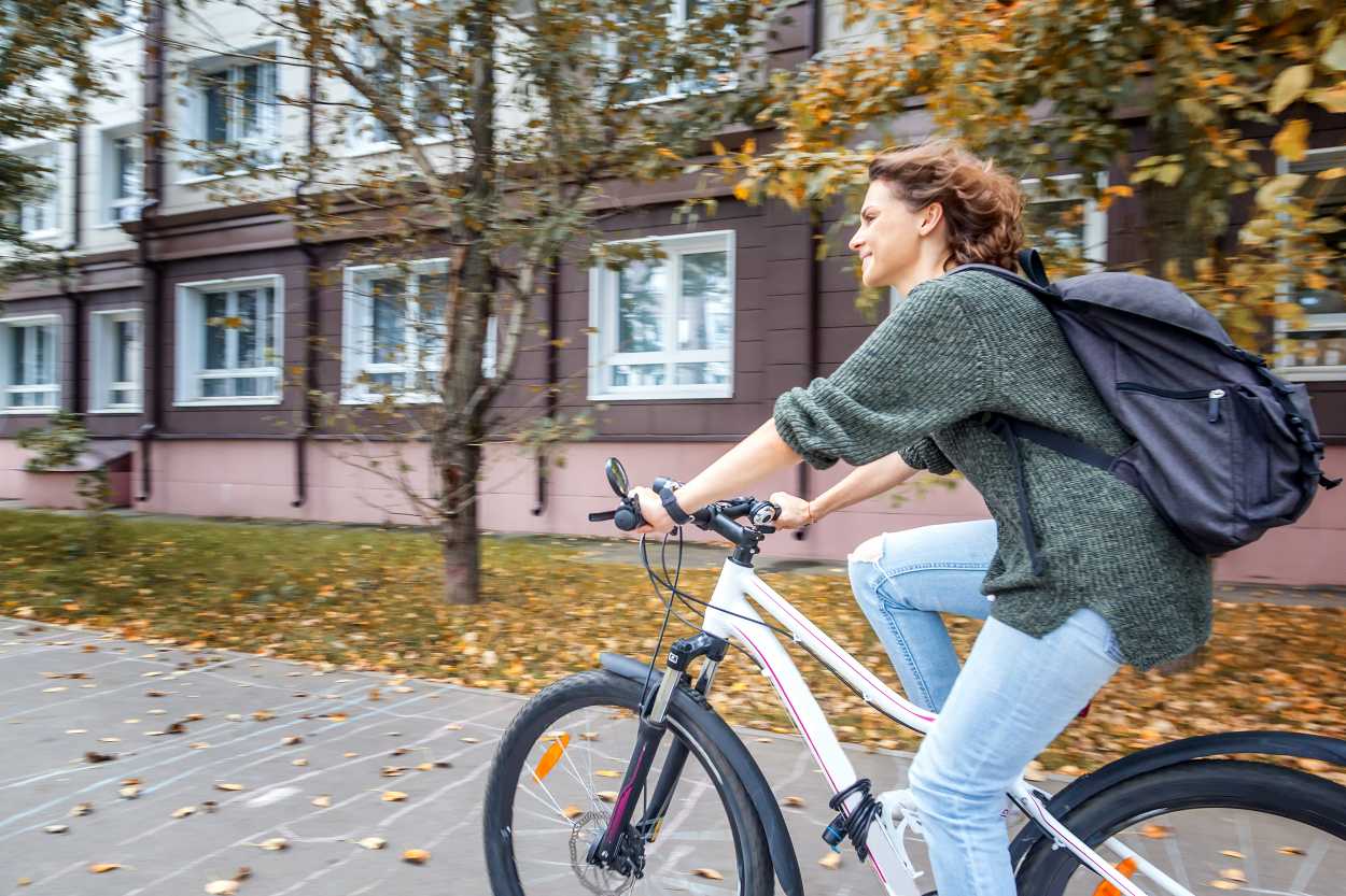 Vitale medewerker gaat op de fiets naar haar werk